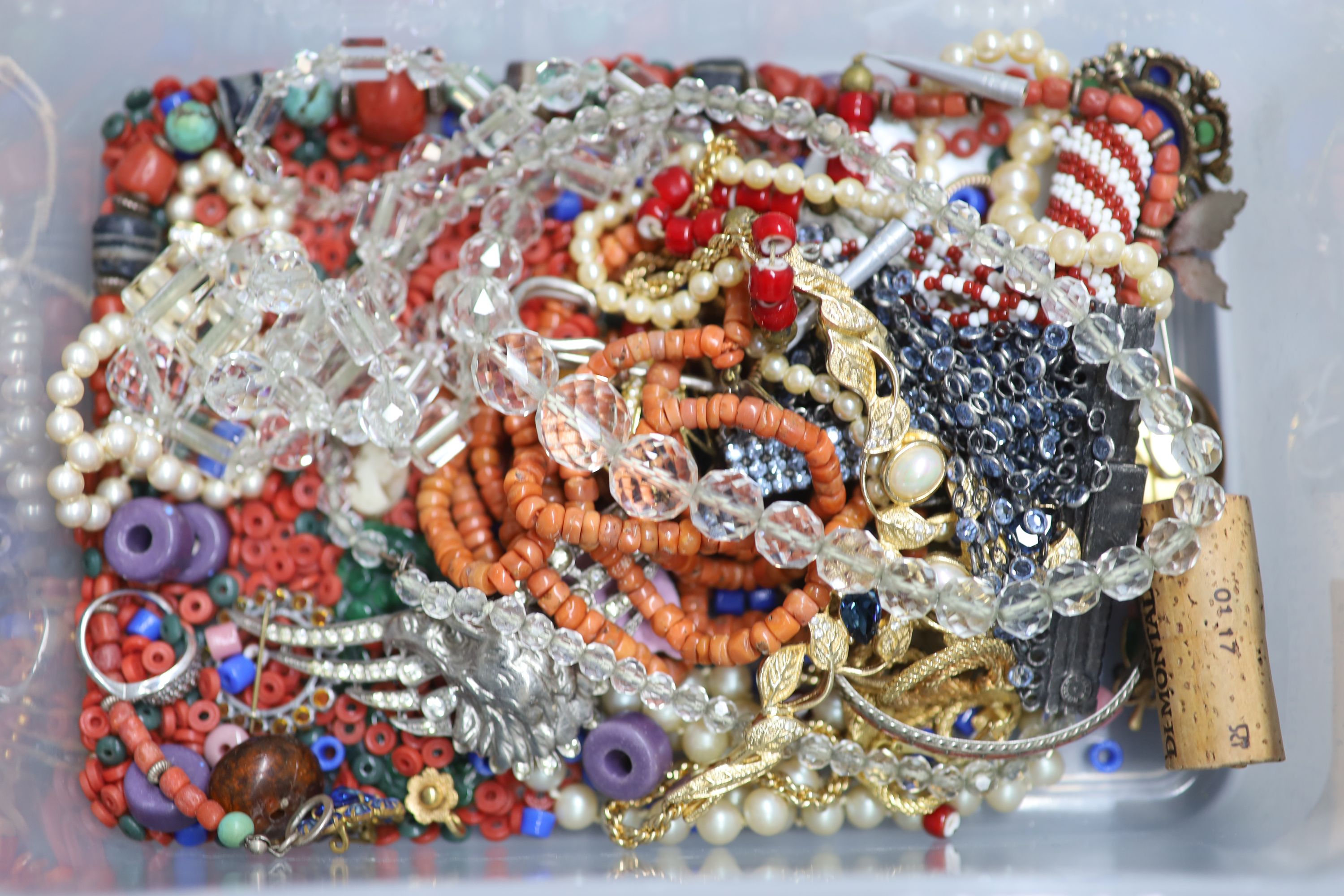 A mixed group of assorted jewellery, including costume and coral.